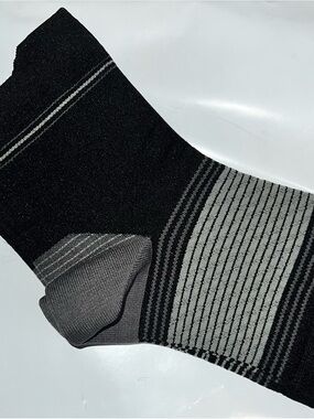 1 Pair of Women's Black and Gray Striped Crew Socks - Cushioned Comfort